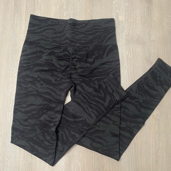 GYMSHARK ANIMAL PRINT LEGGINGS - Picture 2 of 2